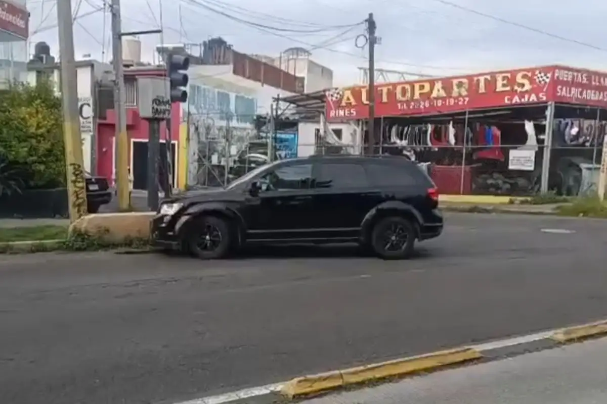 Borracho choca contramuro de contención en la Diagonal Defensores de la República