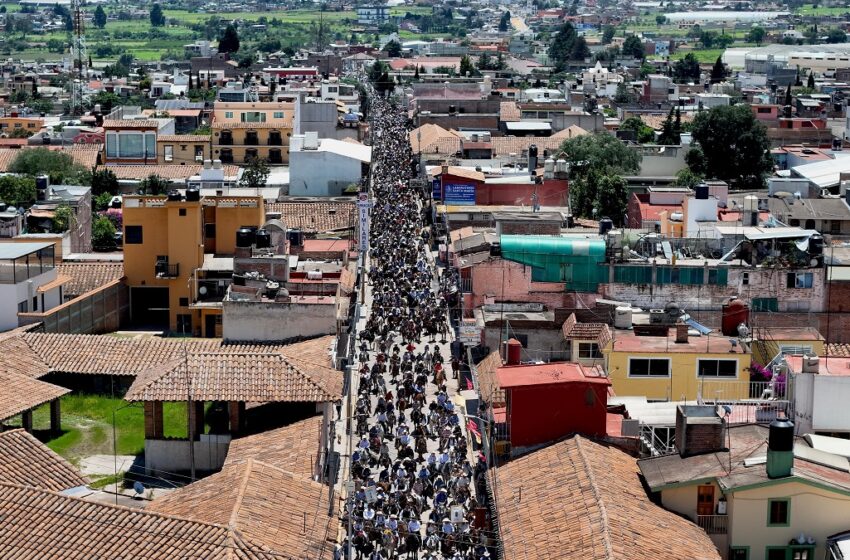  Chignahuapan vive tradiciones con seguridad, gobernador Armenta encabeza cabalgata con mil jinetes