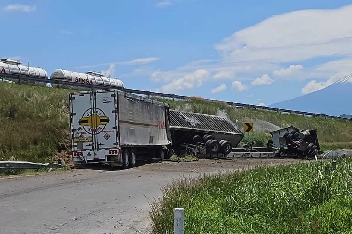 Chófer resulta herido en volcadura de un tráiler que transportaba tanques de nitrógeno