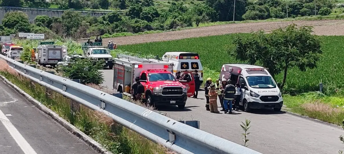 Chófer resulta herido en volcadura de un tráiler que transportaba tanques de nitrógeno