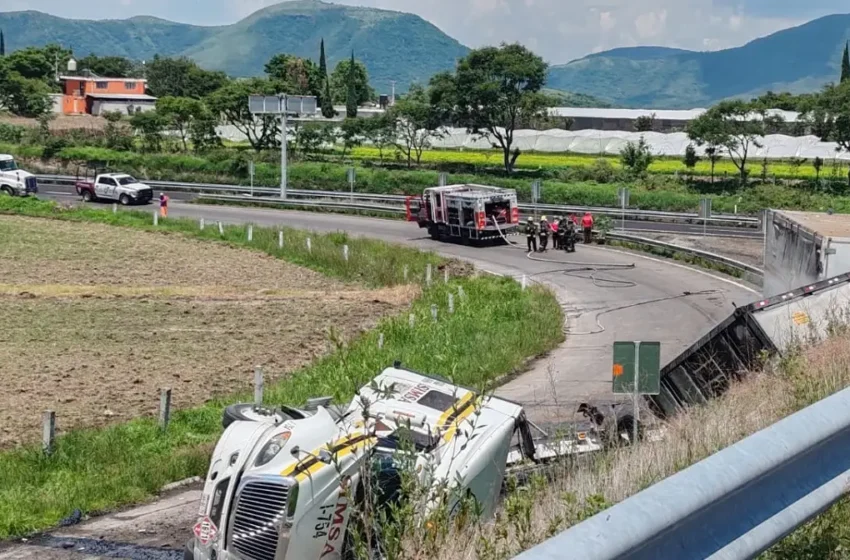  Chófer resulta herido en volcadura de un tráiler que transportaba tanques de nitrógeno