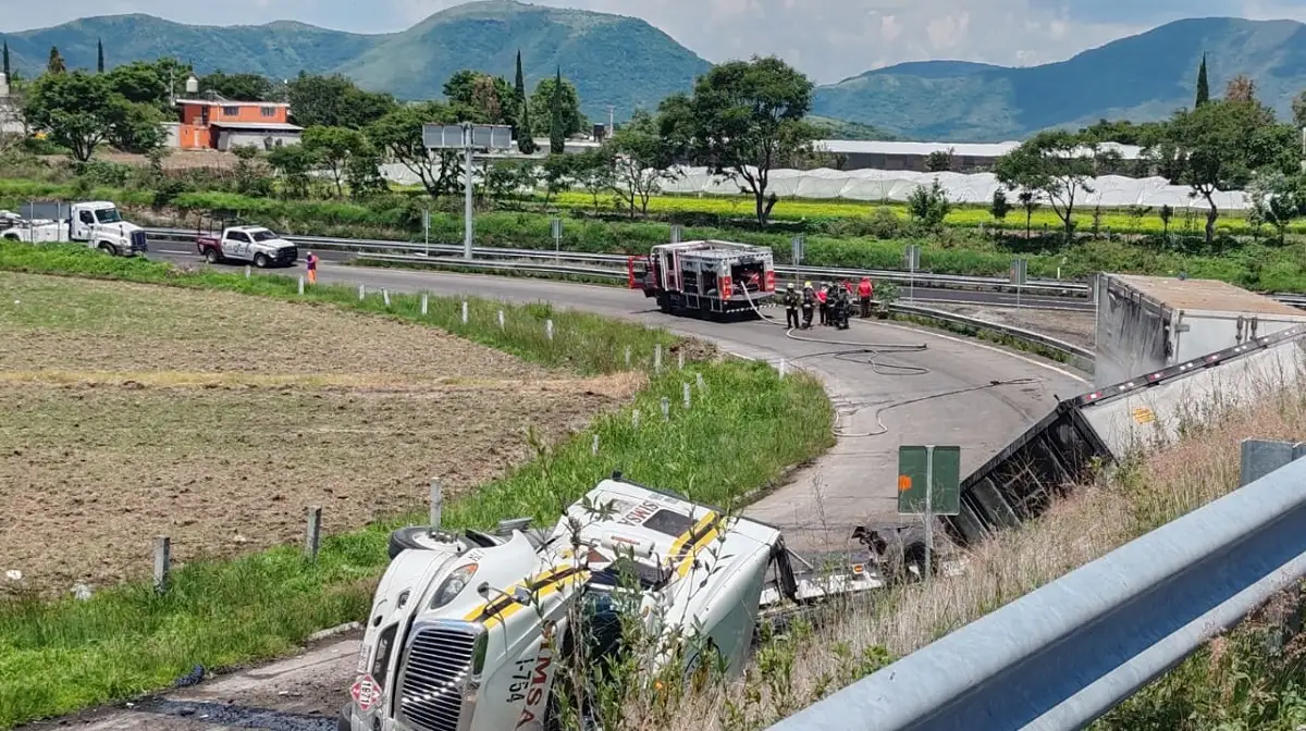 Chófer resulta herido en volcadura de un tráiler que transportaba tanques de nitrógeno