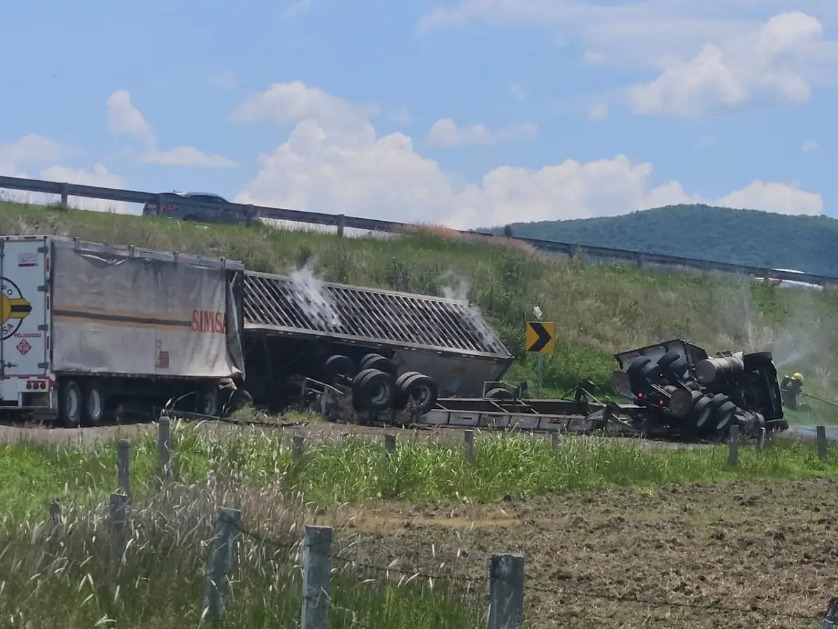 Chófer resulta herido en volcadura de un tráiler que transportaba tanques de nitrógeno