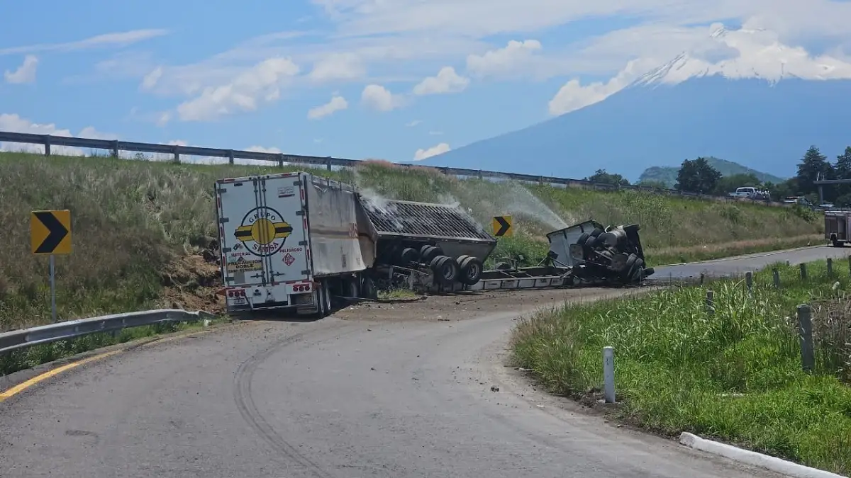 Chófer resulta herido en volcadura de un tráiler que transportaba tanques de nitrógeno