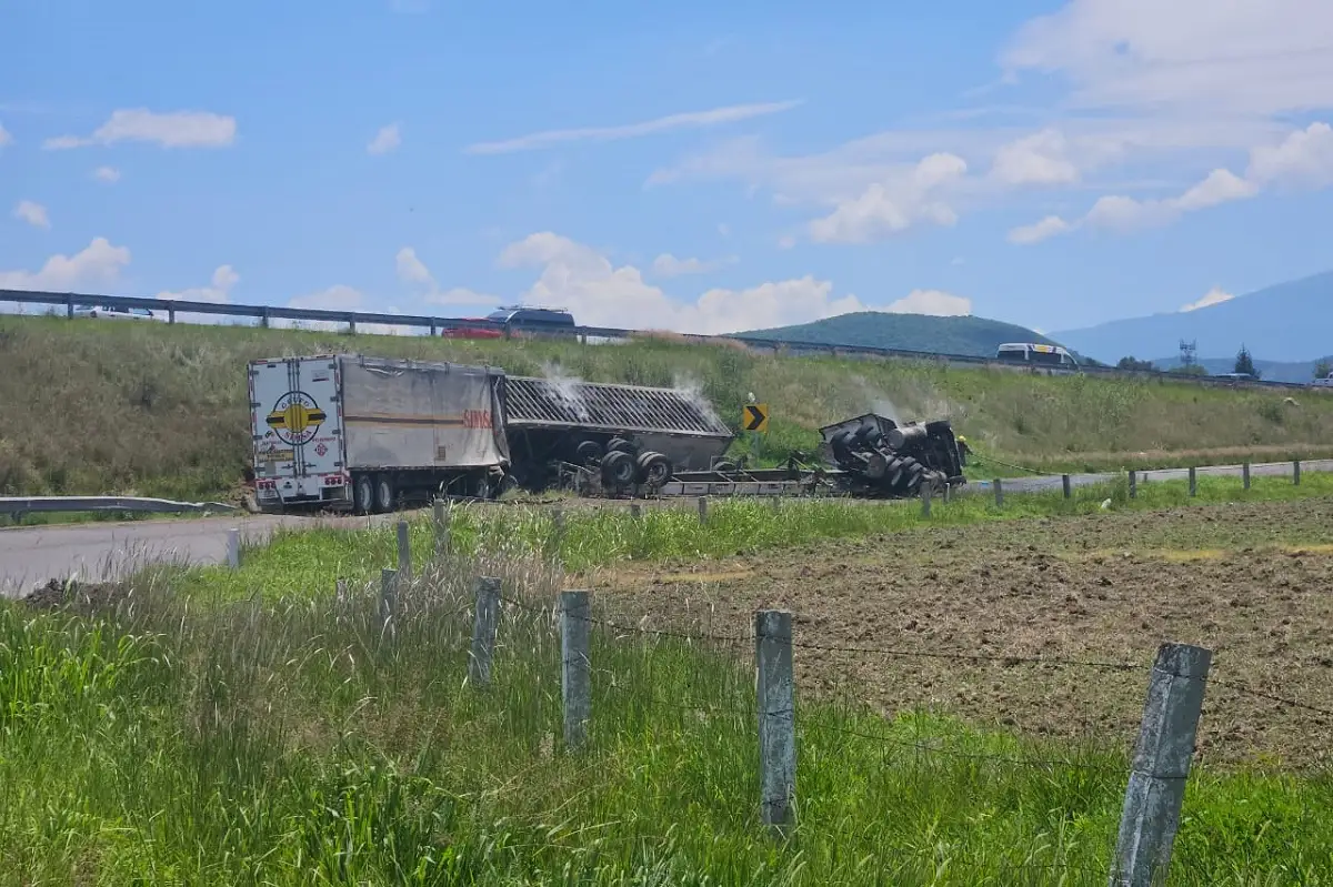 Chófer resulta herido en volcadura de un tráiler que transportaba tanques de nitrógeno