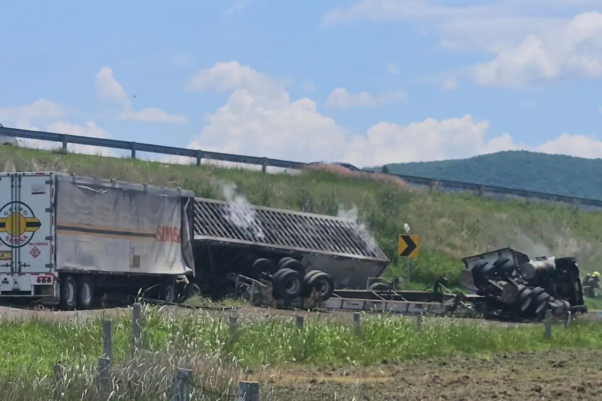 Chófer resulta herido en volcadura de un tráiler que transportaba tanques de nitrógeno
