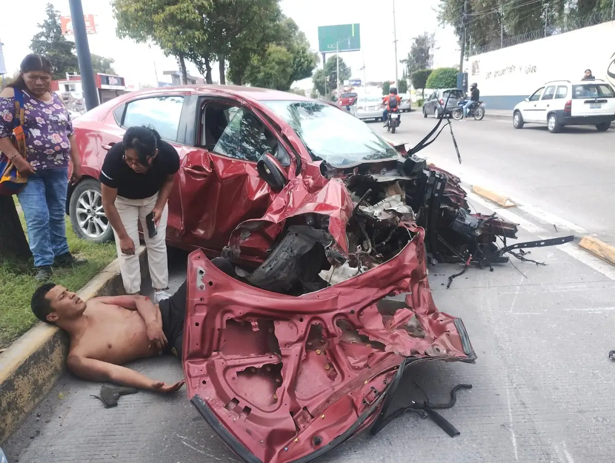 Choque en la 11 Sur Conductor sale proyectado y queda sin motor