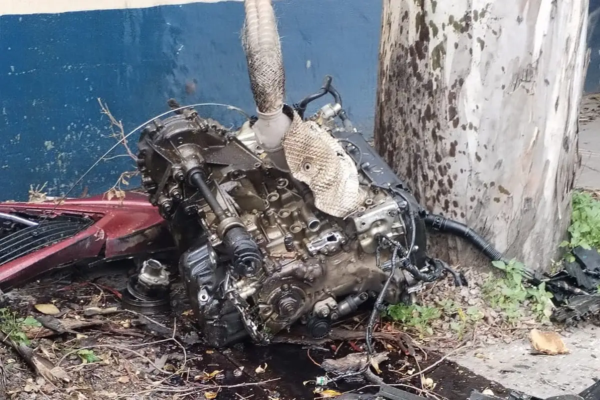 Choque en la 11 Sur Conductor sale proyectado y queda sin motor