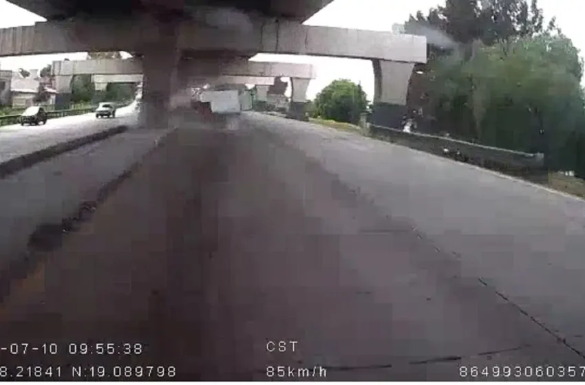  Conductor queda prensando tras chocar con un pilar de la autopista México-Puebla (+VIDEO)