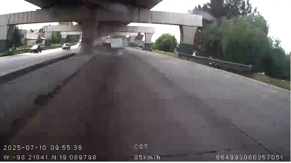 Conductor queda prensando tras chocar con un pilar de la autopista México-Puebla