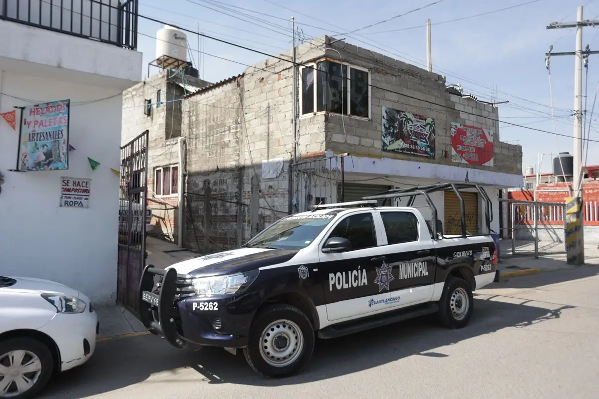 Dan cristalazo a negocio y roban en salón social en Loma Bella