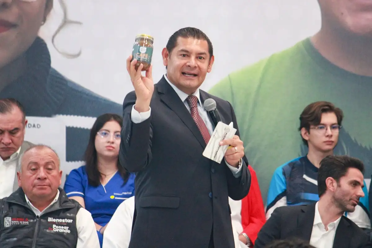 Entrega Armenta 79 mil chips con Internet gratuito a jóvenes de prepa y universidad