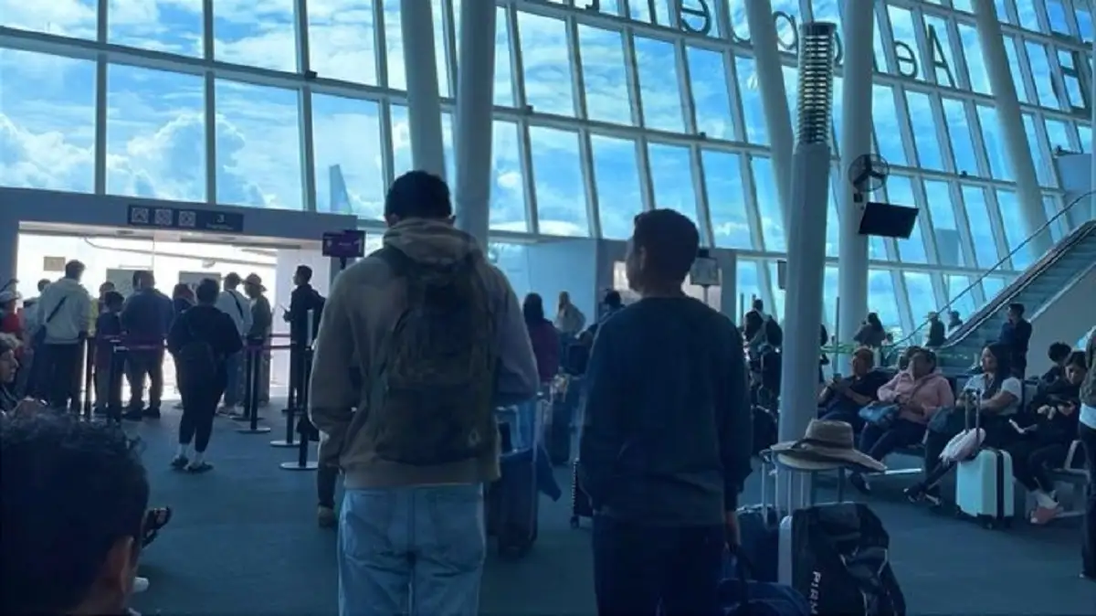 Fallece hombre por infarto dentro de avión de Volaris en el aeropuerto de HuejotzingoFallece hombre por infarto dentro de avión de Volaris en el aeropuerto de Huejotzingo