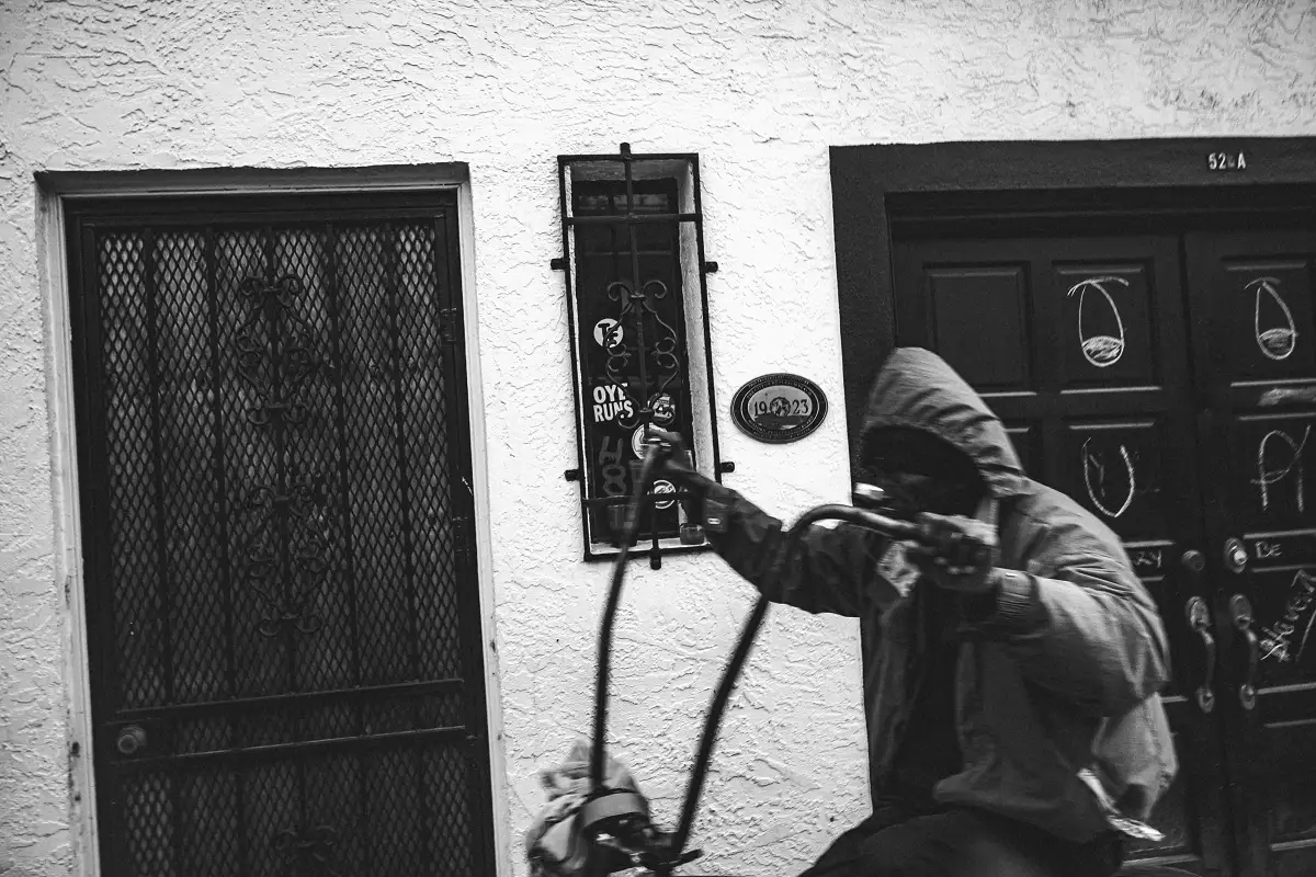 Hombre escapa de anexo y roba en una casa en Hacienda Las Fuentes