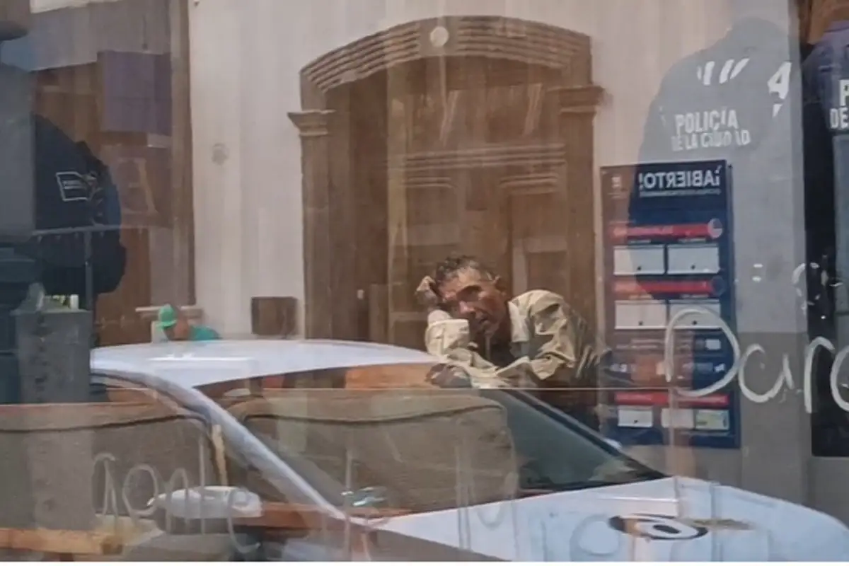 Hombre se queda encerrado toda una noche en el Starbucks del centro