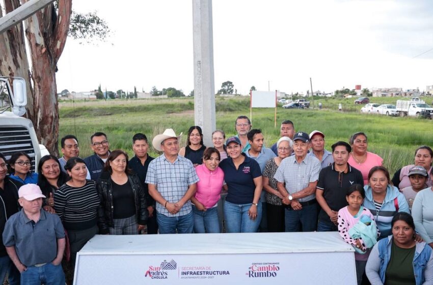  Más calles con luz, lleva Lupita Cuautle red eléctrica a San Antonio Cacalotepec