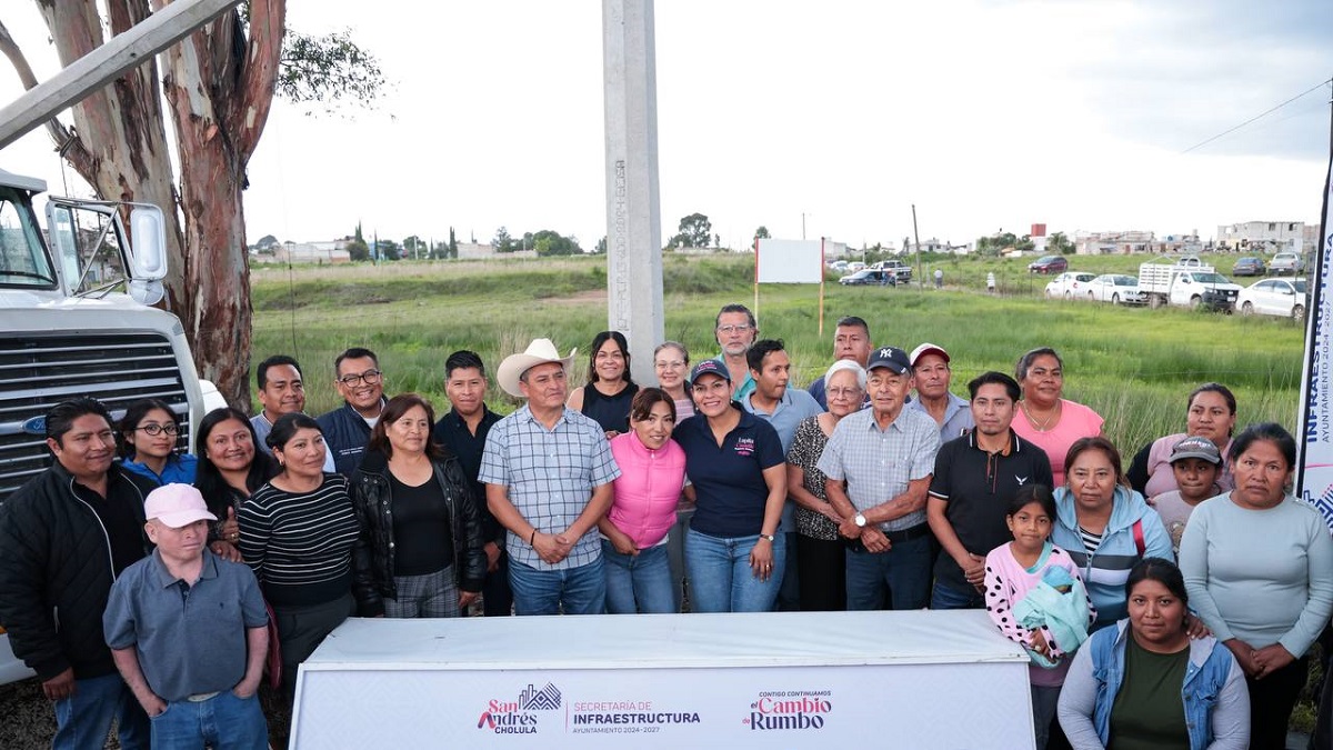 Más calles con luz, lleva Lupita Cuautle red eléctrica a San Antonio Cacalotepec