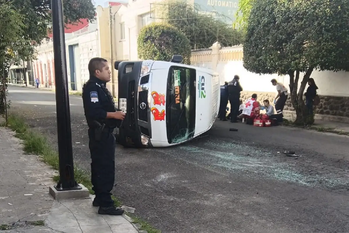 Ruta S3 termina volcada tras choque y deja tres lesionados