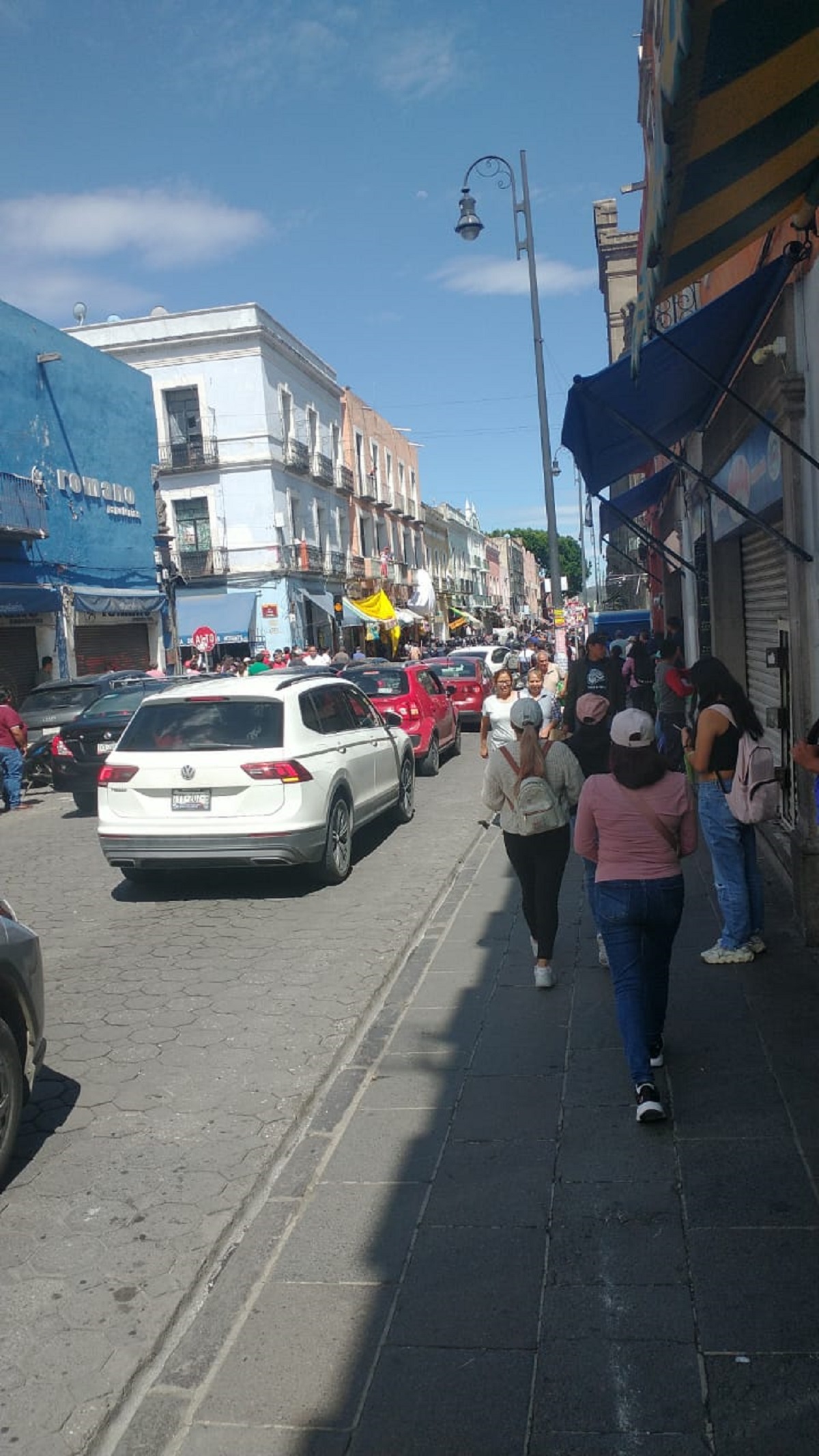 Se enfrentan ambulantes contra policías en el Centro Histórico de Puebla