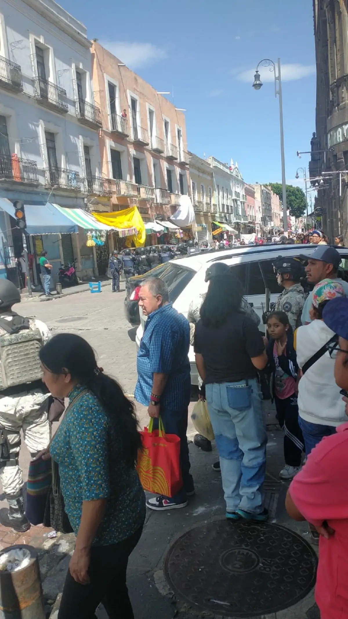Se enfrentan ambulantes contra policías en el Centro Histórico de Puebla