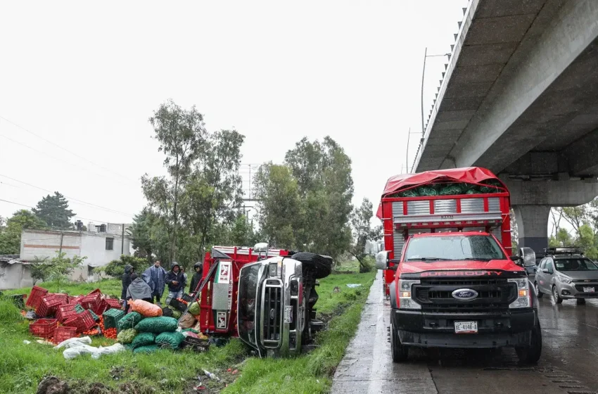  Tractocamión choca en la México-Puebla y genera otro accidente