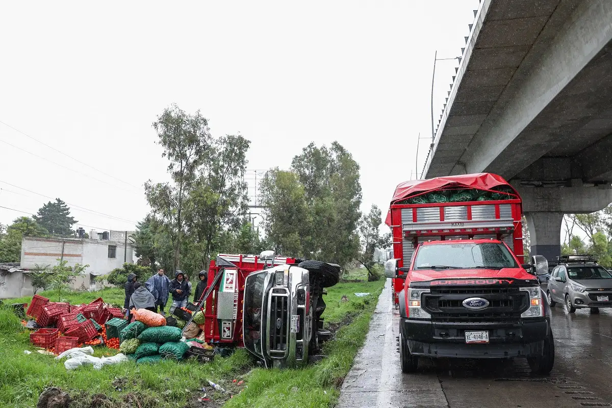 Tractocamión choca en la México-Puebla y genera otro accidente