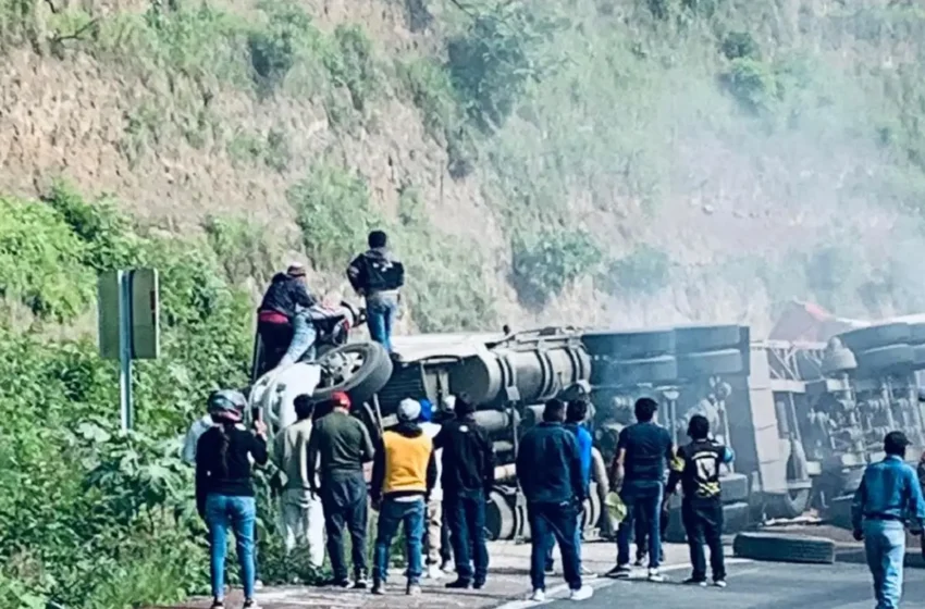  Vuelca tráiler en la Vía Atlixcáyotl; el conductor resultó ileso