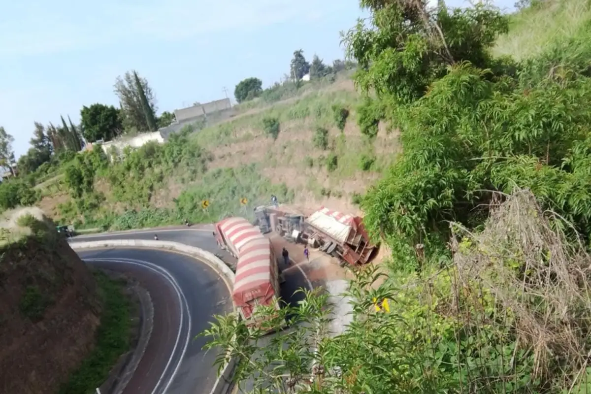 Vuelca tráiler en la Vía Atlixcáyotl; el conductor resultó ileso