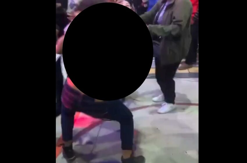  ¡Por un hombre! Mujeres se agarran a golpes en pleno bailongo en Tlacotepec