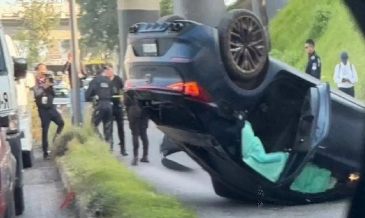 Automóvil cae de la lateral de la pista a la federal a Tlaxcala, el conductor resultó herido