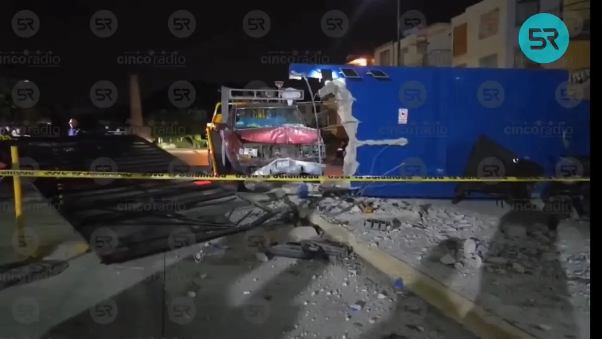 Borracho choca su camioneta contra una barda en Tianguismanalco