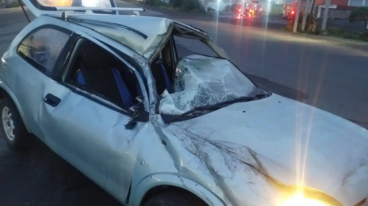 Conductor resulta lesionado tras volcar su auto en el Periférico Ecológico