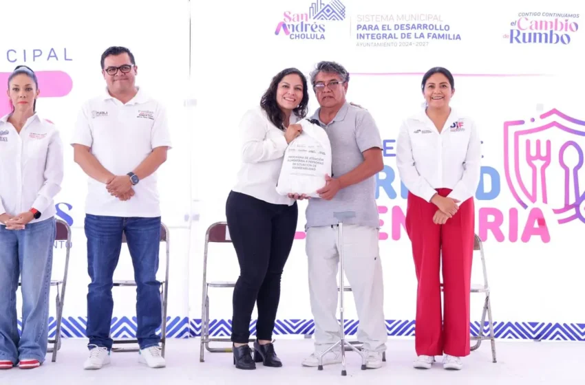  Entrega Lupita Cuautle apoyos alimentarios en coordinación con el SEDIF