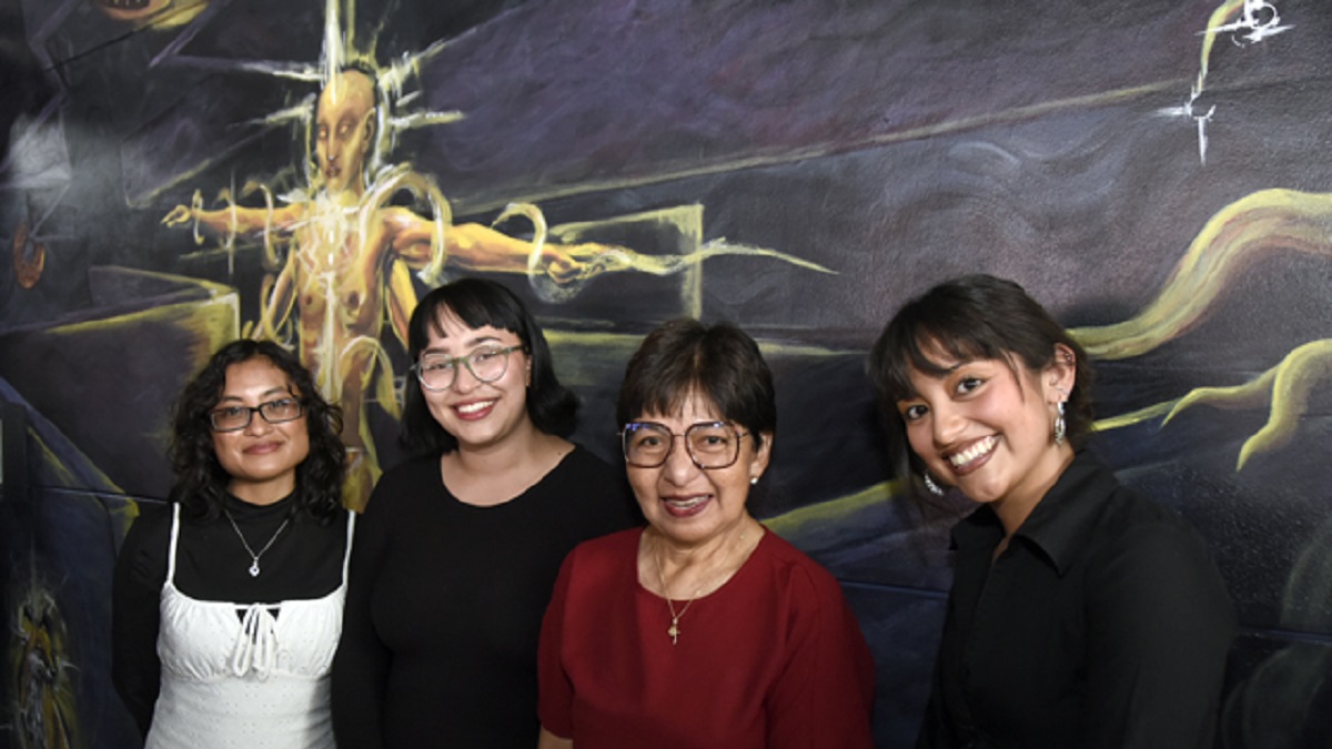 Estudiantes de Artes realizan mural en la Facultad de Psicología por sus 60 años