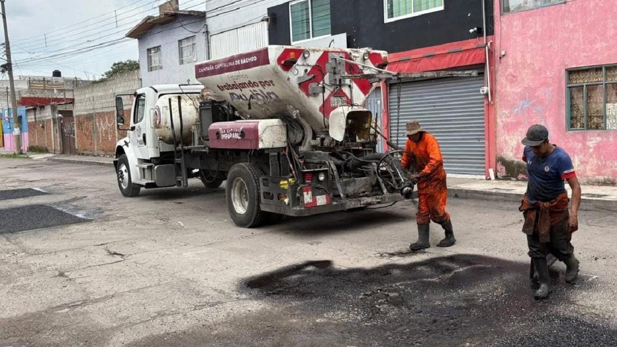 Fortalece Gobierno de la Ciudad la campaña Bacheando Puebla, suma maquinaria de bacheo en frío