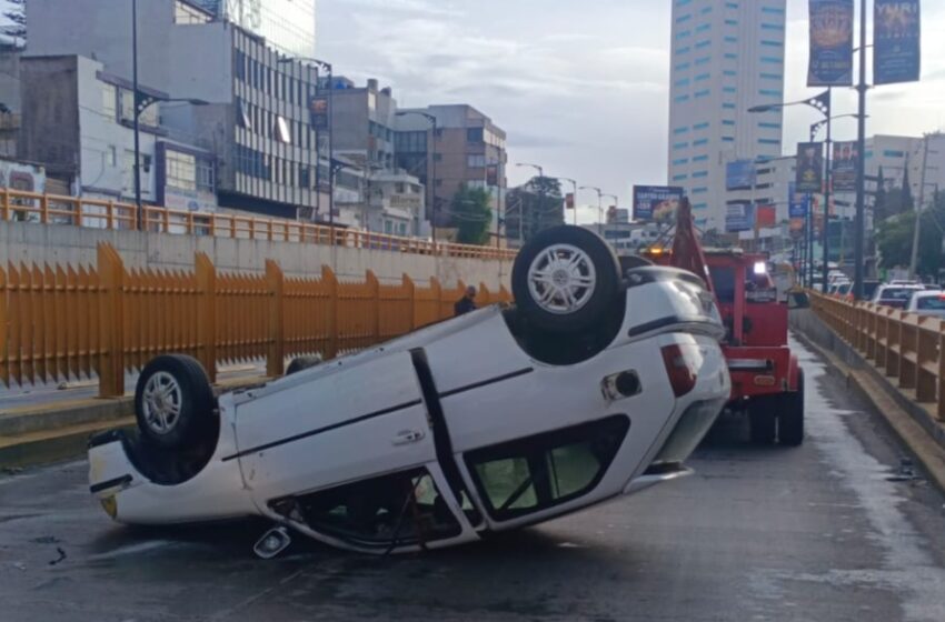  Automovilista termina volcado sobre el Bulevar Atlixco; tripulantes resultan ilesos