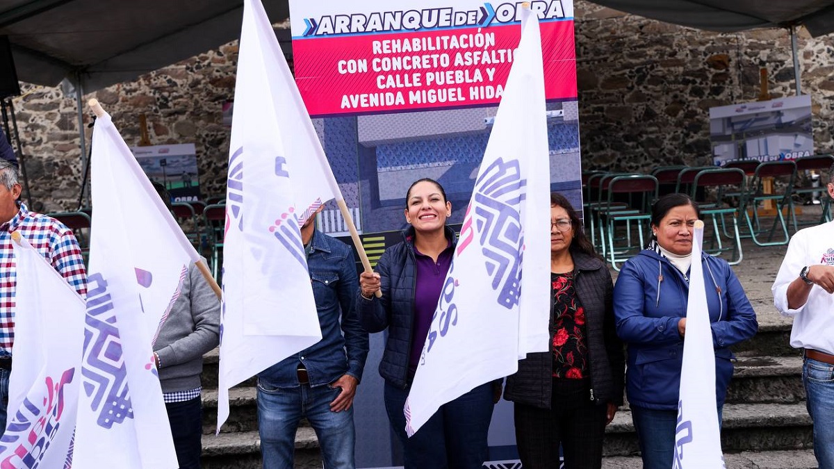 Inicia Lupita Cuautle obra de rehabilitación vial en San Francisco Acatepec