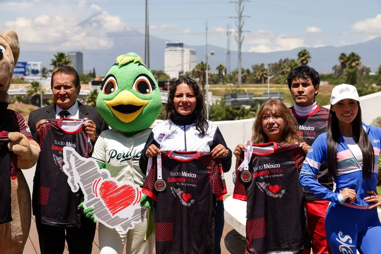 Presentan San Andrés Cholula y Cruz Roja Puebla playera y medalla de la Carrera Nacional ‘Todo México Salvando Vidas 2025’
