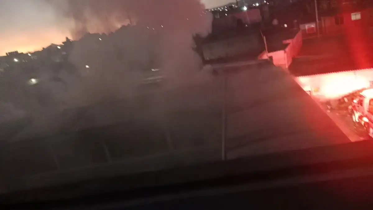 Recicladora arde en llamas en la colonia Jorge Murad
