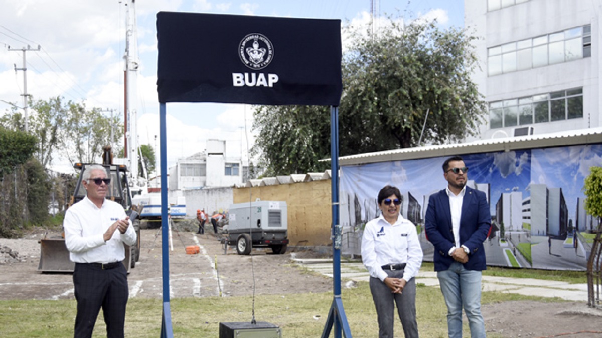 Rectora Lilia Cedillo coloca primera piedra de un nuevo edificio para la Preparatoria Lázaro Cárdenas del Río
