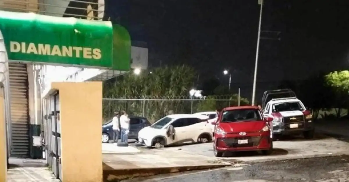 Roban llantas a un vehículo en Serviplaza Momoxpan