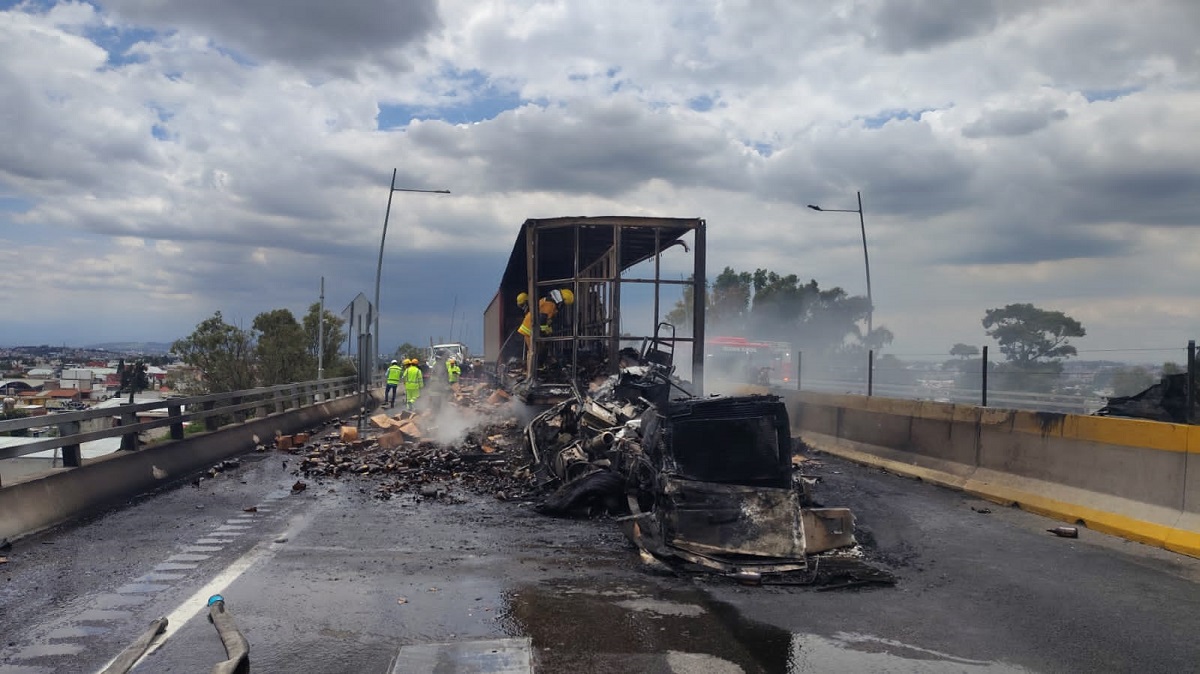 Tráiler se incendió en el segundo piso de la autopista México-Puebla