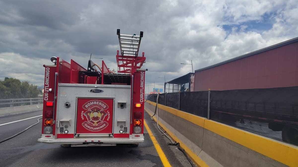 Tráiler se incendió en el segundo piso de la autopista México-Puebla