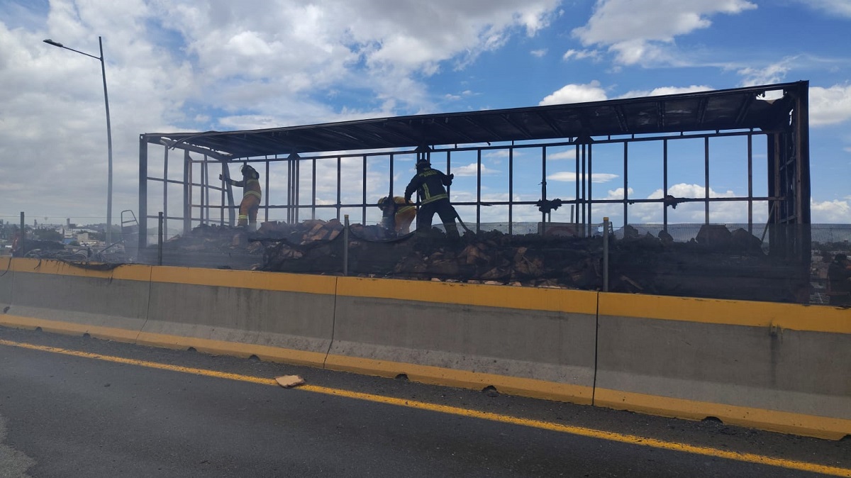 Tráiler se incendió en el segundo piso de la autopista México-Puebla