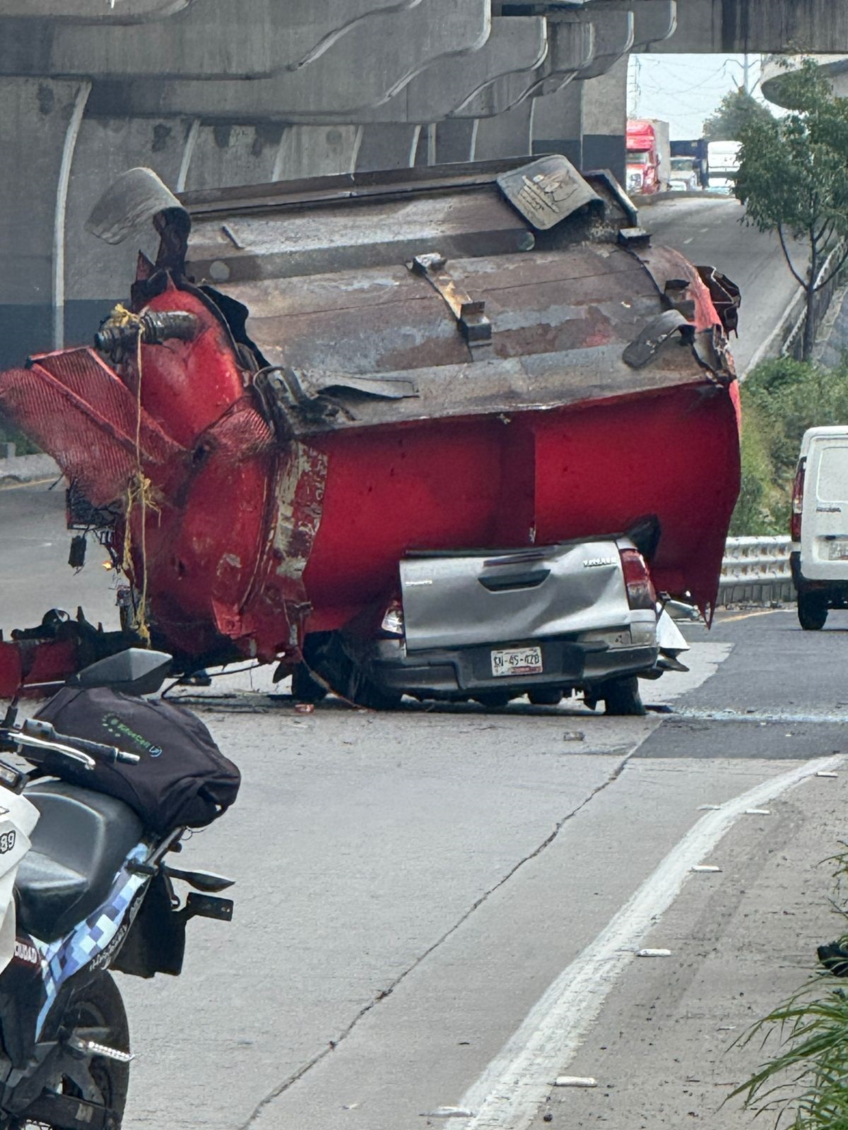 Tráiler se incendió en el segundo piso de la autopista México-Puebla