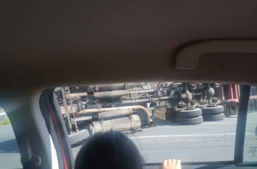  Tráiler vuelca en la incorporación de San Felipe a la México-Puebla