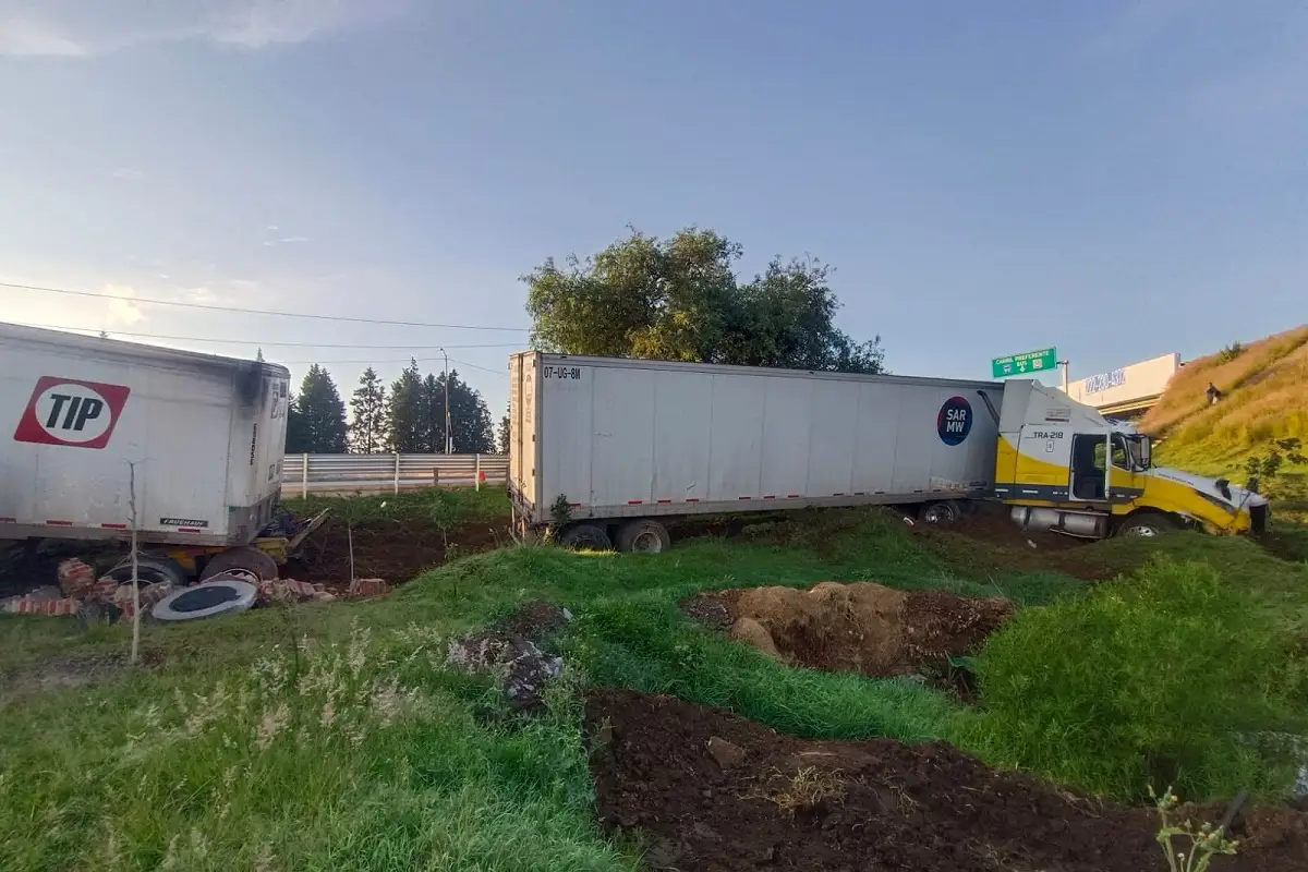 Trailero se duerme y termina en cuneta del Periférico Ecológico