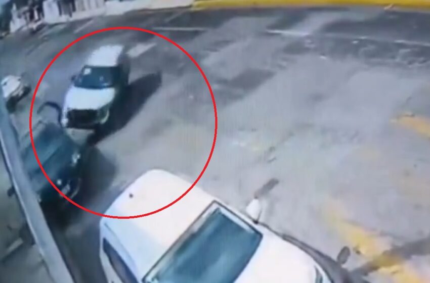  Video capta volcadura en la 33 Norte de Puebla; camioneta recién salida de agencia