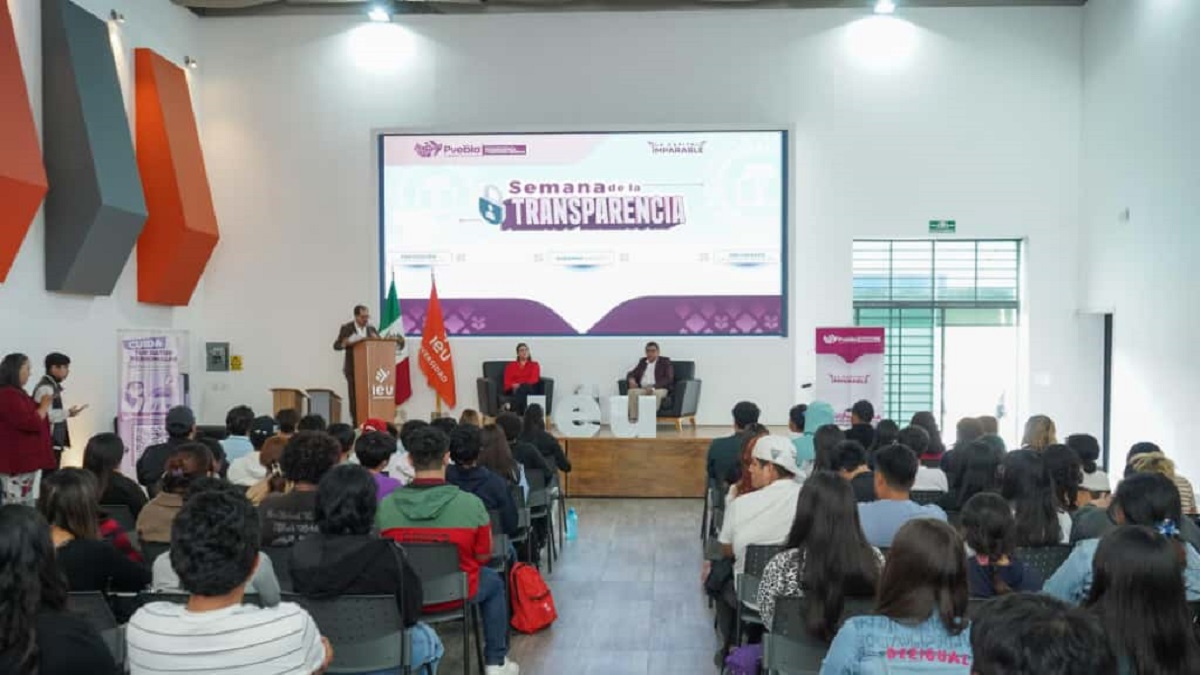 Acerca Gobierno de la Ciudad temas de transparencia y datos personales a estudiantes de la Universidad IEU