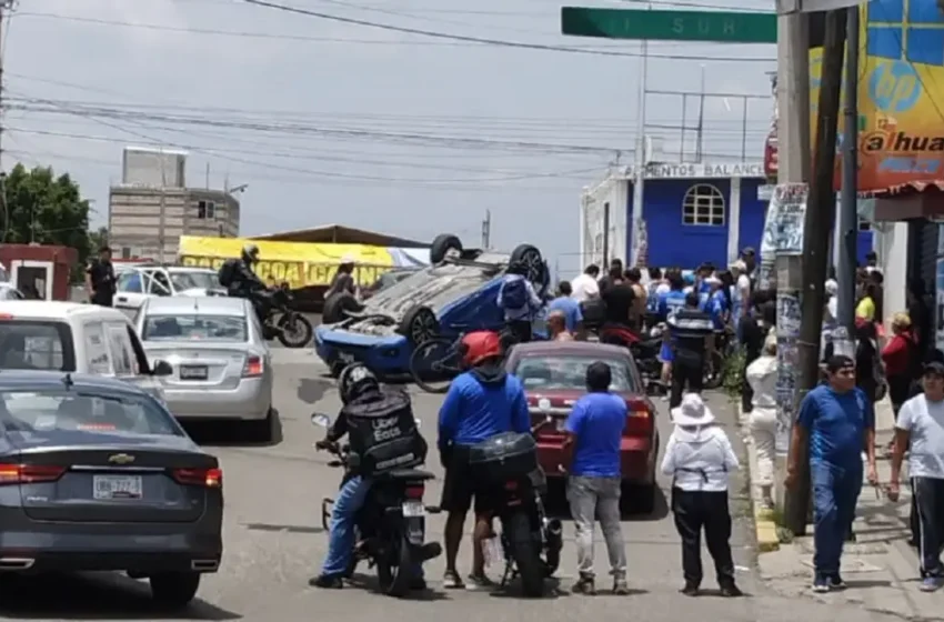  Automóvil terminó volcado tras choque en la 105 Poniente